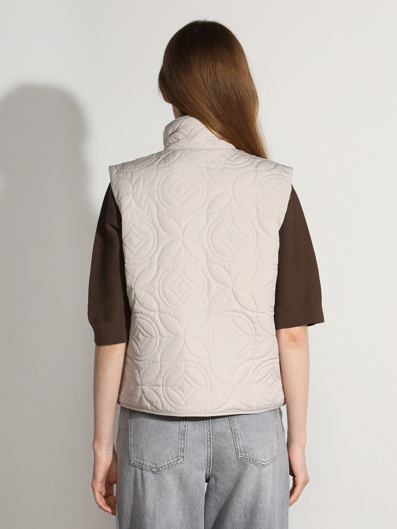 Жилет светло-серого цвета с фигурной стежкой